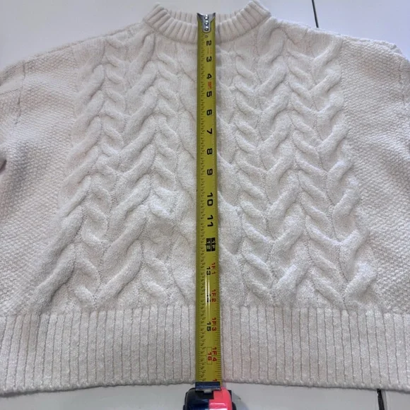 Women Old Navy Cream Sweater. Preloved. Size M /8 - Picture 4 of 7